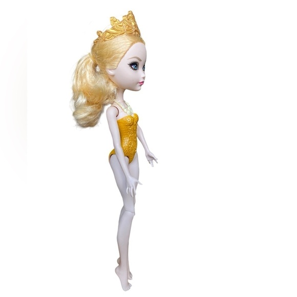 Ever After High Apple White Doll Figure Daughter of Snow White 11" Netflix - Picture 8 of 15